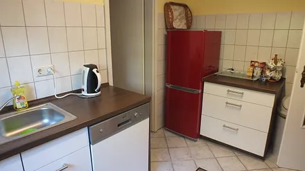 kleine Küche mit Geschirrspüler