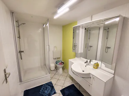 WC/Bad mit Dusche und Wanne