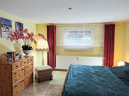 Schlafzimmer mit Doppelbett