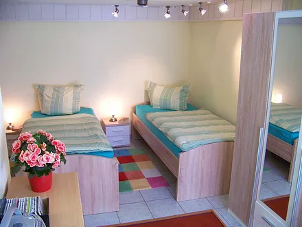 zweites Schlafzimmer mit Einzelbetten