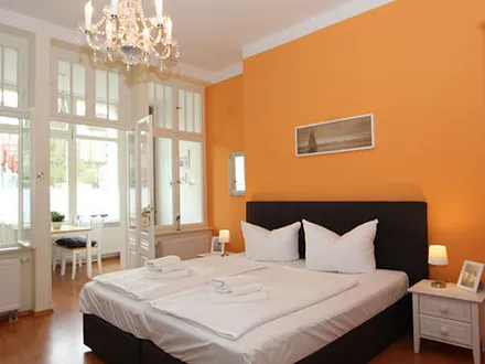 Wohn- Schlafbereich, Platz für ein Kinderreisebett