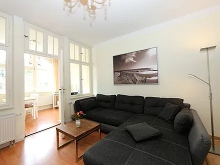 Wohnbereich mit Zugang zur Loggia