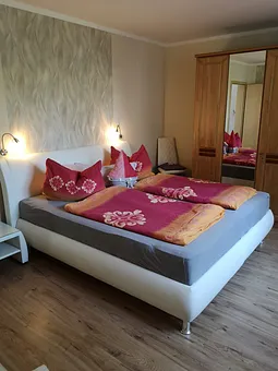 Schlafzimmer, Doppelbett mit Boxspringmatratze