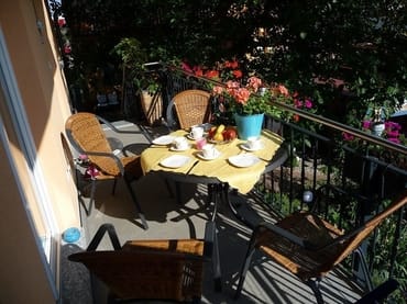 Frühstück auf dem Balkon