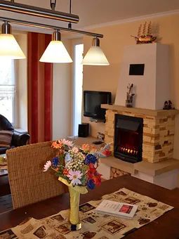 Wohnraum mit Sandsteinkamin