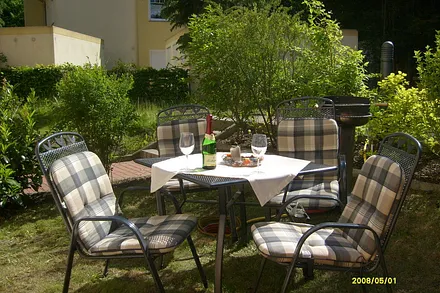 Sitzmöbel auf den dazugehörigen Rasen gestellt