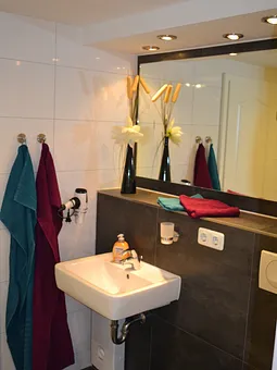 Bad mit großem Spiegel