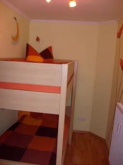 Schlafraum mit großem Doppelstockbett