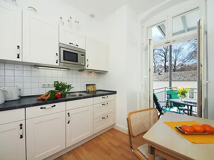 Küche mit Zugang zum Balkon