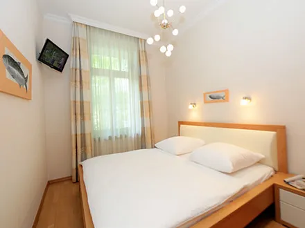 Schlafzimmer mit Doppelbett