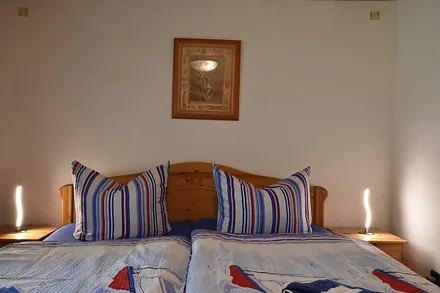 Erste Schlafzimmer mit Doppelbett u. großem Kleiderschrank