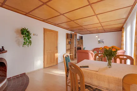 Wohnzimmer mit Kamin