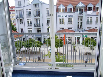 Blick aus dem Wohnzimmer auf die Strandstraße