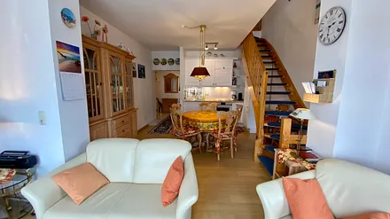 Essbereich und Küchenzeile mit Blick in den Flur