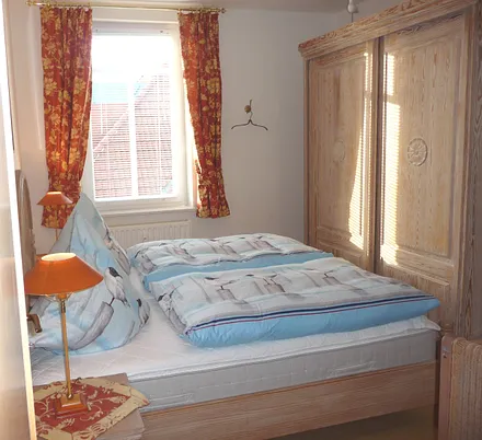 Doppelbett und Kleiderschrank Schlafzimmer unten