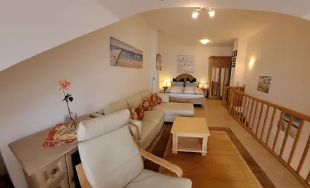 OG: Doppelbett und Kleiderschrank sowie Babyreisebett