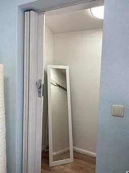 Schrank und Abstellmöglichkeit