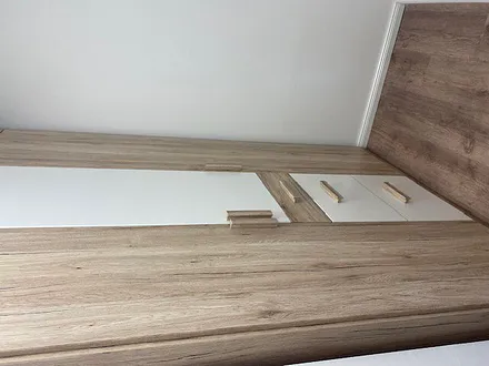 Schrank und Abstellmöglichkeit