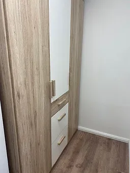 Schrank und Abstellmöglichkeit