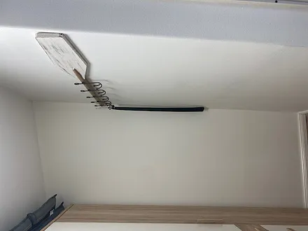 Schrank und Abstellmöglichkeit