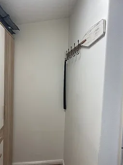 Schrank und Abstellmöglichkeit