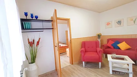 Wohnbereich, Blick in das Schlafzimmer