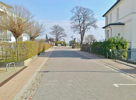 Vor dem Haus, Blick zum Strand