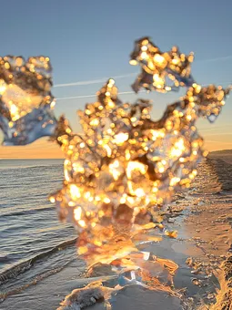 Eiskristalle bei Sonnenaufgang