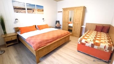 Das Schlafzimmer mit  Doppelbett  ( 180x200 ) und 1 Polsterbett ( 90x200 ), Kleiderschrank