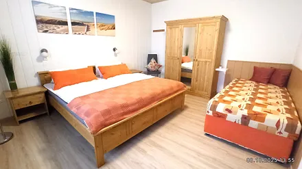 Das Schlafzimmer mit  Doppelbett  ( 180x200 ) und 1 Polsterbett ( 90x200 ), Kleiderschrank