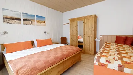 Das Schlafzimmer mit  Doppelbett  ( 180x200 ) und 1 Polsterbett ( 90x200 ), Kleiderschrank