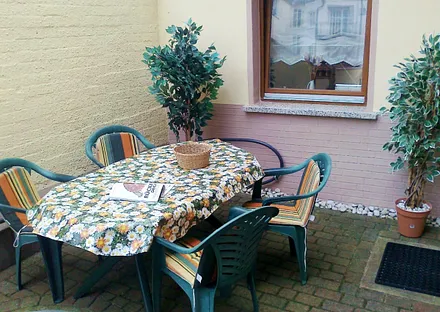 Die Terrasse, kleine Sitzecke neben FeWo 1 und 3.