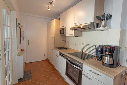 Küche mit Essecke, Kaffeemaschine und Nespresso Dolce Gusto 