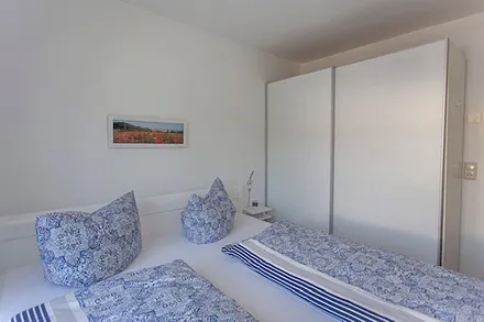 Schlafzimmer - Bett, auf Wunsch mit Encasing-Bezügen