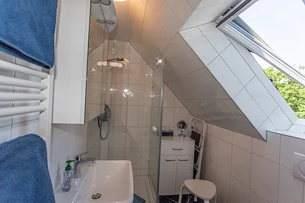 Bad mit Dusche und Fenster