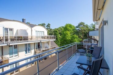 Sonniger Balkon mit Markise und Schattenplus und Blick zum Meer