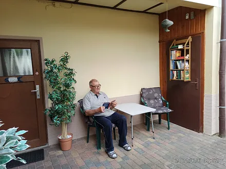 Raucherzone auf der Terrasse mit Bibliothek