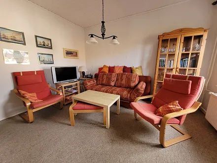 Wohnzimmer mit ausziehbarer Schlafcouch