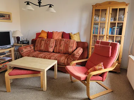 Wohnzimmer mit ausziehbarer Schlafcouch