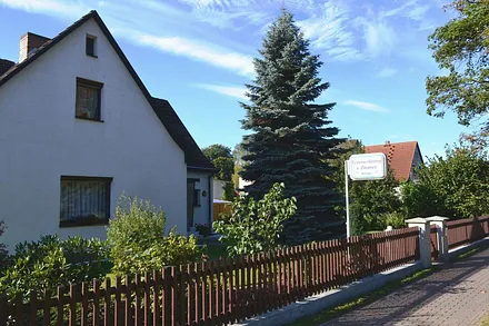 FeWo I - die Ferienwohnung befindet sich im 1.OG unseres Wohnhaus - Aussenansicht - Eingang vorn