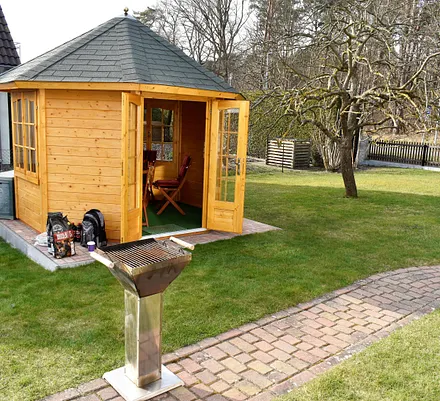 separater Pavillon mit Grillmöglichkeit auf dem Grundstück