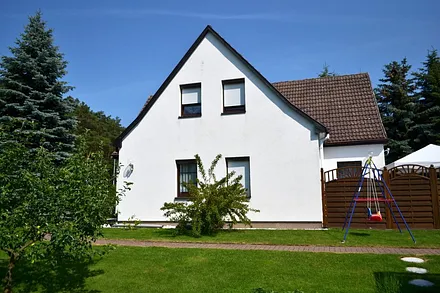 FeWo I - Die Gästewohnung befindet sich im 1. OG unseres Wohnhauses - Seitenansicht