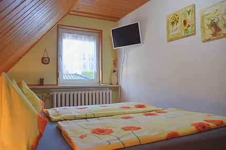 FeWo Knuth - Schlafzimmer, Doppelbett, TV