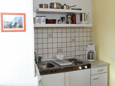 FeWo I - kleine Küchenzeile mit elektrischen Kochplatten, Kühlschrank mit Gefrierfach, Toaster, Wasserkocher und Kaffeemaschine inkl. diversem Geschirr