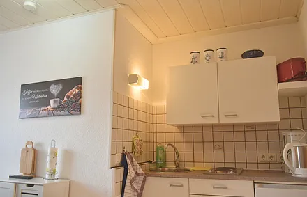 FeWo Knuth- kleine Küchenzeile mit elektrischen Kochplatten, Kühlschrank mit Gefrierfach, Toaster, Wasserkocher und Kaffeemaschine inkl. diversem Geschirr