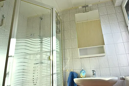 FeWo Knuth - Bad mit Dusche und Spiegelschrank