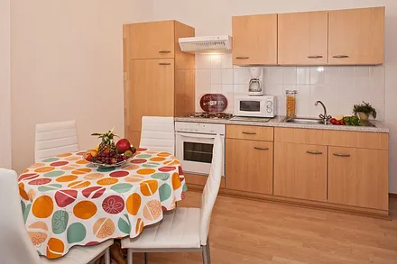 Vollausgestattete Küchenzeile mit Esstisch