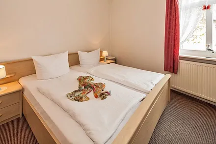 Schlafzimmer mit Doppelbett (Platz für Kinderbett)