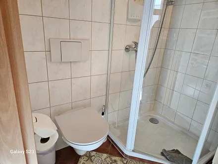 Bad mit der Duschkabine und  WC 