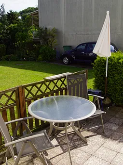 Die Terrasse mit Tisch und 2 Gartenstühlen, Grill steht zur Verfügung 